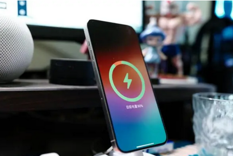 苏仙苹果15换屏服务分享用什么充电器给iPhone15充电更好 